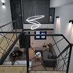 Center Loft With Private Parking *