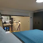 Center Loft With Private Parking 아파트