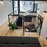 Center Loft With Private Parking 아파트 *