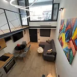 Center Loft With Private Parking 아파트