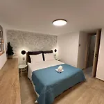 Center Loft With Private Parking 아파트