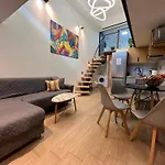 Center Loft With Private Parking 아파트