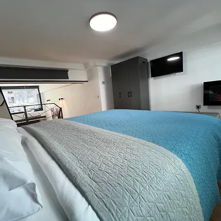 Center Loft With Private Parking *